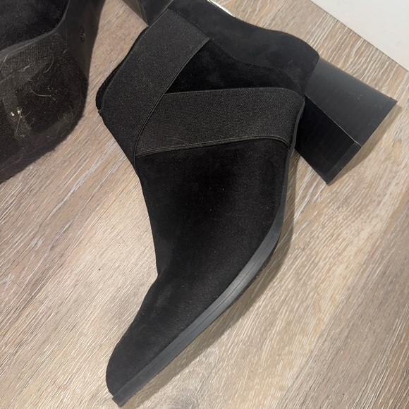 Ann Klein Solid Black Block Heel Closed Toe Suede Boots Zip Up Size 9 - Picture 3 of 16